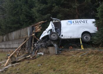 Tödlicher Unfall: Kleintransporter kracht auf Westautobahn bei Laakirchen gegen Lärmschutzwand
