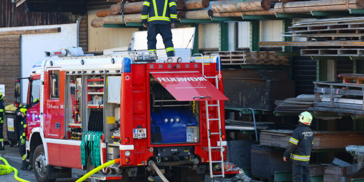 Sechs Feuerwehren bei Silobrand in Schwanenstadt