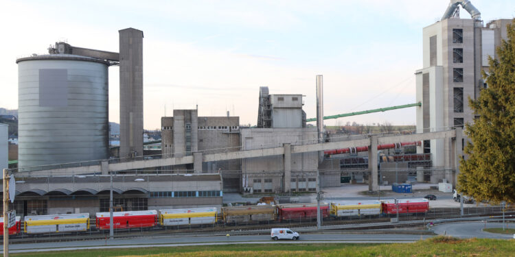 Brandeinsatz bei Zementwerk in Pinsdorf