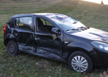 Auto bei schwerem Verkehrsunfall in Ottnang am Hausruck überschlagen