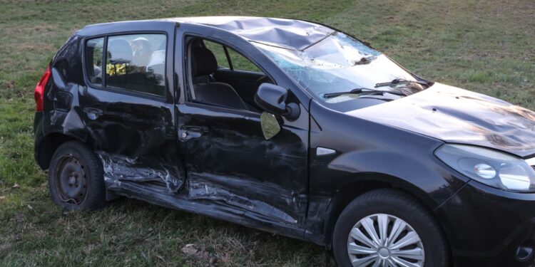 Auto bei schwerem Verkehrsunfall in Ottnang am Hausruck überschlagen