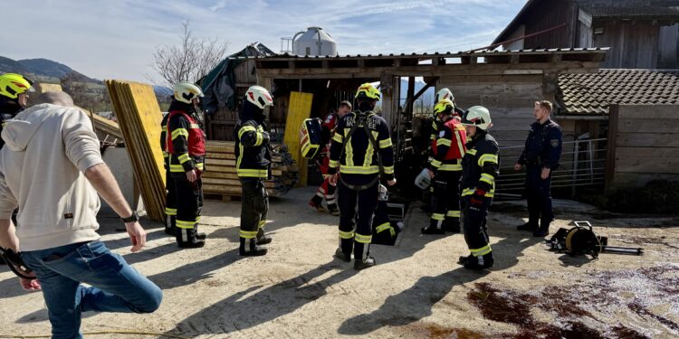 Schwerer Baustellenunfall in Tiefgraben: Mann in Güllegrube gestürzt