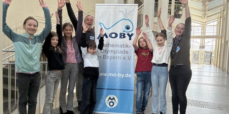 Nachwuchsmathematiker/innen aus Vöcklabruck und Gmunden erfolgreich beim Teamwettbewerb NABOJ an der JKU Linz