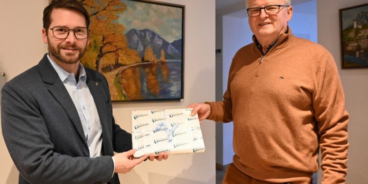 Fokus auf die Heimat – Künstler Kurt Schögl präsentiert beeindruckende Ölmalerei im Gemeindeamt