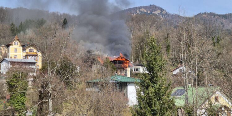 Großbrand in Bad Ischl: Dachstuhlbrand fordert 136 Einsatzkräfte