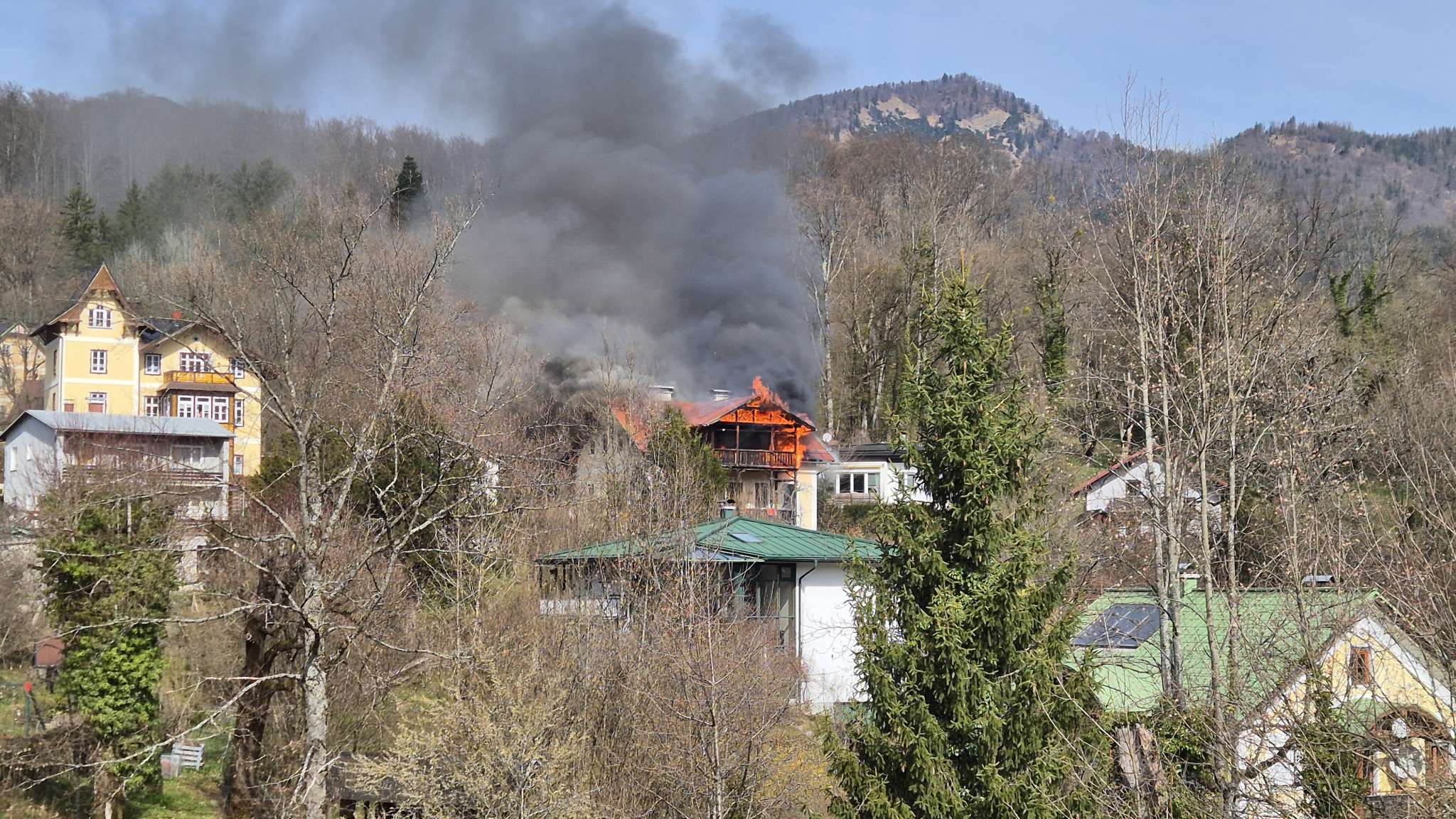 Gro-brand-in-Bad-Ischl-Dachstuhlbrand-fordert-136-Einsatzkr-fte