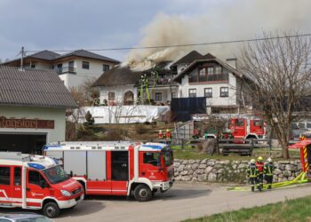 Großeinsatz in Laakirchen: Neun Feuerwehren bei Dachstuhlbrand im Einsatz