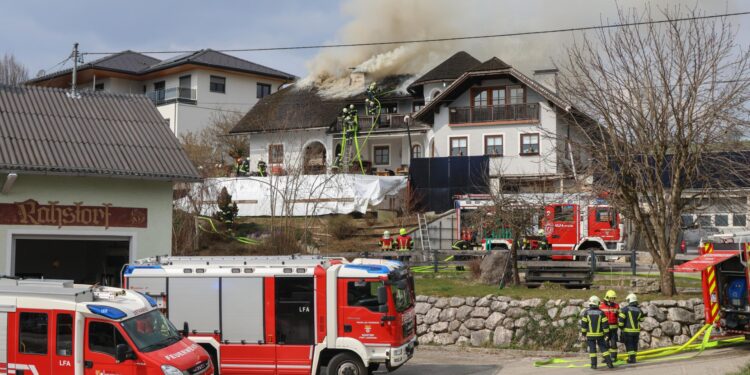 Großeinsatz in Laakirchen: Neun Feuerwehren bei Dachstuhlbrand im Einsatz