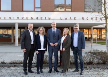 Soziale Netzwerke stärken und Pflege weiterentwickeln: Landesrat Dörfel auf Bezirkstag im Bezirk Gmunden