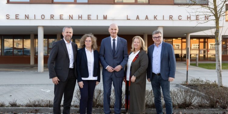 Soziale Netzwerke stärken und Pflege weiterentwickeln: Landesrat Dörfel auf Bezirkstag im Bezirk Gmunden