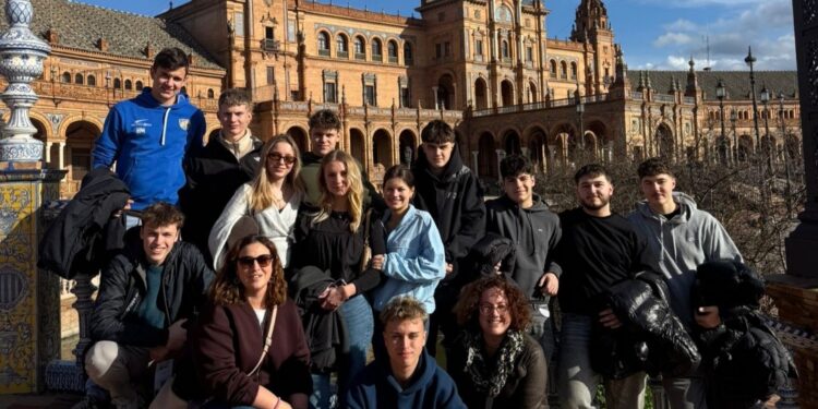 Erasmus+-Berufspraktikum in Dublin und Sevilla: Bad Ischler HAK-Schüler/innen erlebten tolle Reise mit unvergesslichen Eindrücken