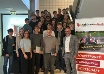 JKU-Professor Franz Leidenmühler zu Gast an der BHAK Bad Ischl: Spannender Vortrag zu aktuellen Herausforderungen der EU