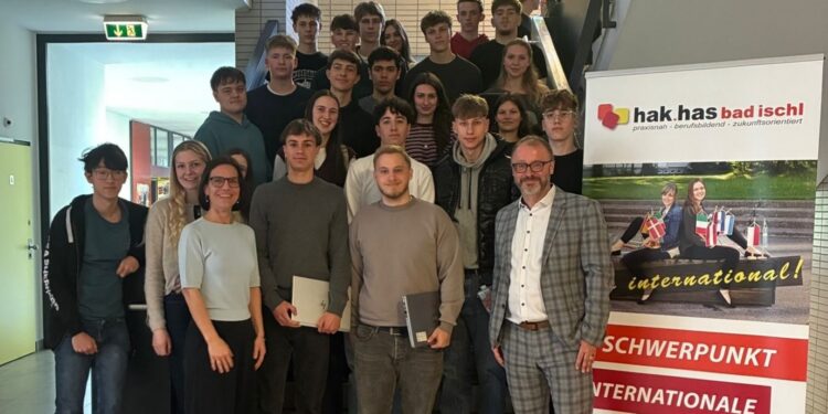 JKU-Professor Franz Leidenmühler zu Gast an der BHAK Bad Ischl: Spannender Vortrag zu aktuellen Herausforderungen der EU