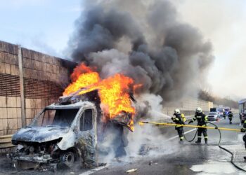 Kleintransporter auf Westautobahn in Vollbrand