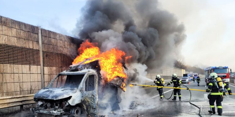 Kleintransporter auf Westautobahn in Vollbrand
