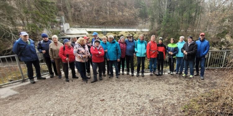 Wanderung „Arena der Menschenrechte“ – PV Neukirchen/Reindlmühl am Traunfall unterwegs!