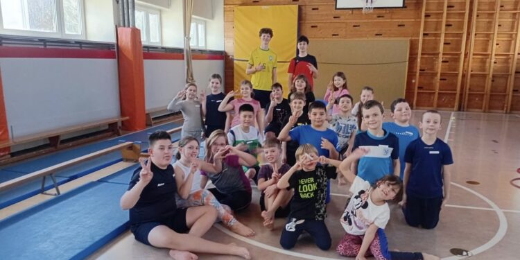 Schüler der BHAK/BHAS Bad Ischl begeistern Kinder der Volksschule Concordia mit Sport und Teamgeist