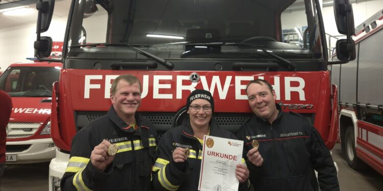 Melanie Ischlstöger – die erste goldene Atemschutzträgerin im Bezirk Gmunden kommt von der Feuerwache Rettenbach-Steinfeld-Hinterstein