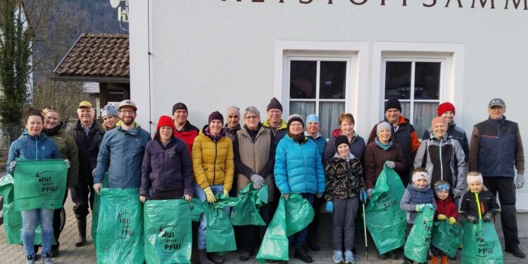 Viele fleißige Hände im Einsatz: „Hui statt Pfui“ in Obertraun!