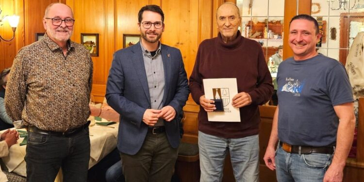Hohe Auszeichnung der Marktgemeinde Altmünster für den Obmann des Stockschützenvereins