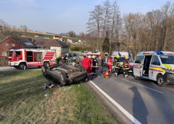 Fahrzeugüberschlag in Ottnang