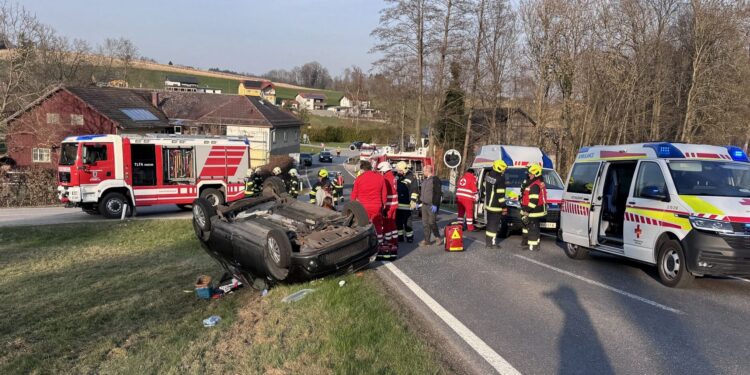 Fahrzeugüberschlag in Ottnang