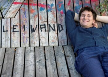 Hosea Ratschiller im OKH: „Happy Place“ – Kabarett über moderne Entfremdung