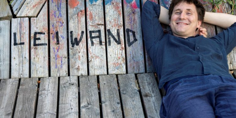 Hosea Ratschiller im OKH: „Happy Place“ – Kabarett über moderne Entfremdung