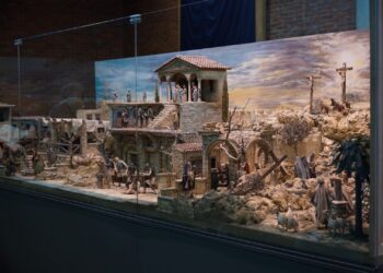 „Es ist vollbracht!“ – Die Osterkrippe in der Pfarrkirche Timelkam ist aufgebaut und gesegnet