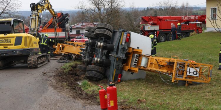 Bergung eines umgestürzten Schnelleinsatzkrans in Aurach am Hongar