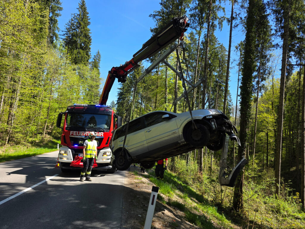 PKW-Bergung-am-Gmundnerberg-Fahrzeug-kam-von-Fahrbahn-ab