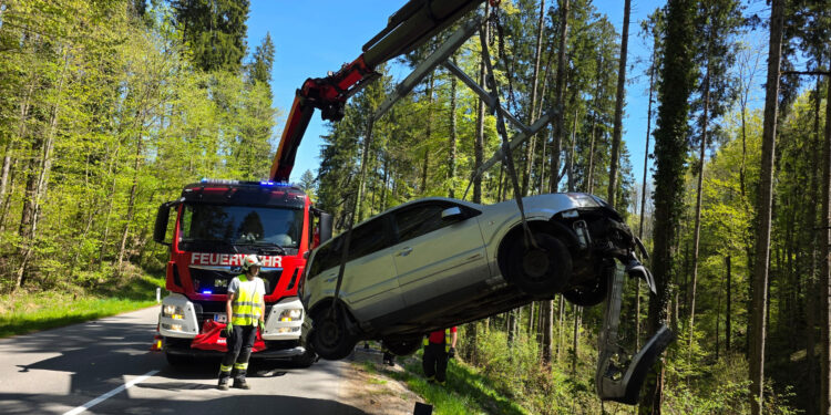 PKW-Bergung am Gmundnerberg: Fahrzeug kam von Fahrbahn ab