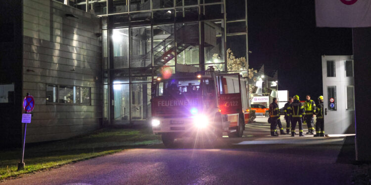 Drei Feuerwehren bei Brand bei einem Unternehmen in Lenzing im Einsatz