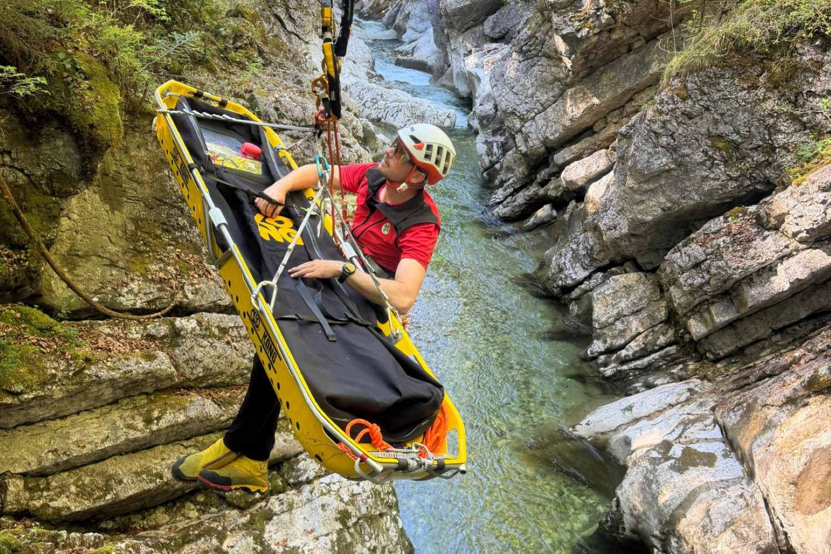 Gemeinsame-bung-Bergrettung-und-WR-Canyoning-Einsatzgruppe