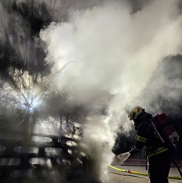 Abfalleimer in Flammen