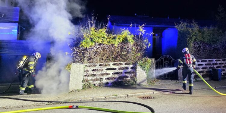 Abfalleimer in Flammen