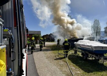 Boot brennt am Ufer des Mondsees aus