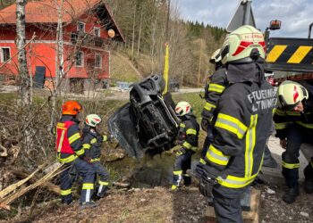 Elektroauto landet im Bachbett – Fahrzeugbergung auf Großalmstraße