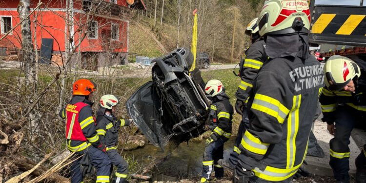Elektroauto landet im Bachbett – Fahrzeugbergung auf Großalmstraße