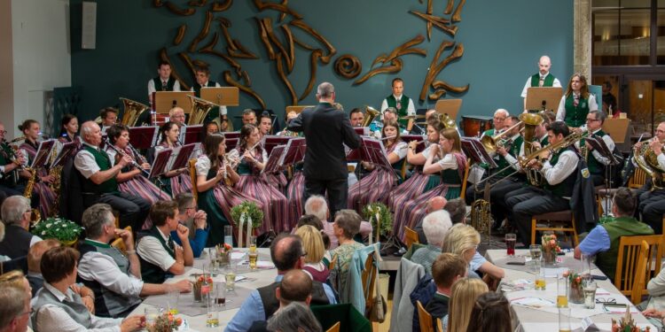 Mit Ehrungen für langjährige Musiker: Frühlingskonzert der Obertrauner Ortsmusik!