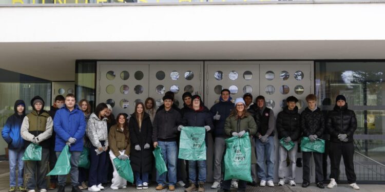 „Hui statt Pfui“ – Flurreinigungsaktion der HAK und Praxisschule Bad Ischl