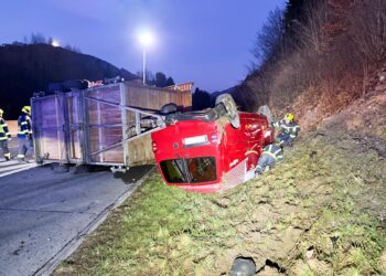 Kleinbus mit Anhänger überschlägt sich auf A1 bei Oberwang