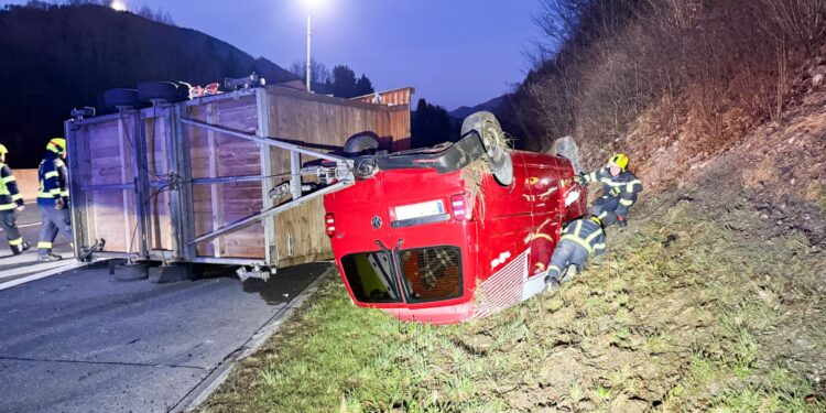 Kleinbus mit Anhänger überschlägt sich auf A1 bei Oberwang