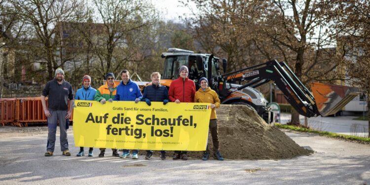 Frischer Sand für kleine Baumeister: OÖVP Salzkammergut bereitete die Sandkisten für die wärmere Jahreszeit vor
