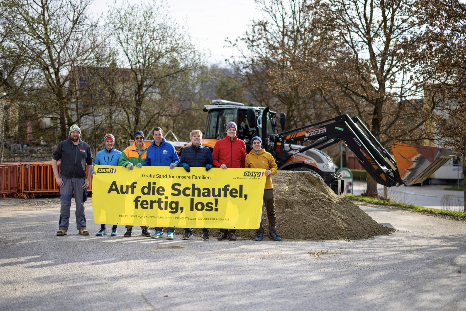 Frischer-Sand-f-r-kleine-Baumeister-O-VP-Salzkammergut-bereitete-die-Sandkisten-f-r-die-w-rmere-Jahreszeit-vor