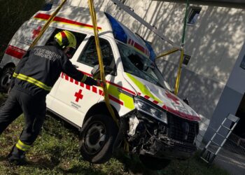 Rettungsauto umgestürzt: Vier Verletzte bei Verkehrsunfall auf Scharnsteiner Straße