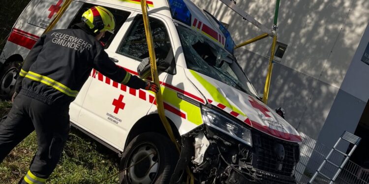 Rettungsauto umgestürzt: Vier Verletzte bei Verkehrsunfall auf Scharnsteiner Straße