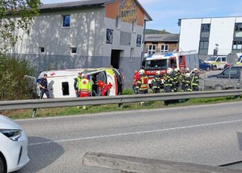 Rettungsauto umgestürzt: Vier Verletzte bei Verkehrsunfall auf Scharnsteiner Straße