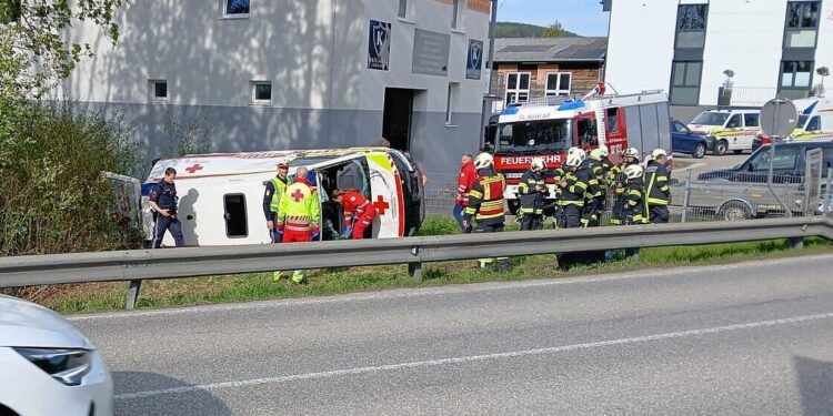Rettungsauto umgestürzt: Vier Verletzte bei Verkehrsunfall auf Scharnsteiner Straße