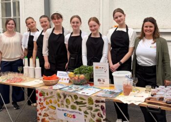 HLW-Schülerinnen und -Schüler engagieren sich bei „Waste Art“-Eröffnung